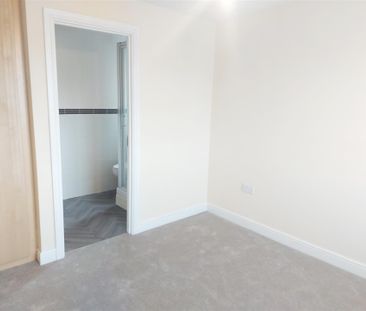 3 bedroom Semi-detached house to rent - Photo 3