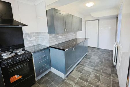 3 bedroom semi-detached house to rent - Photo 5