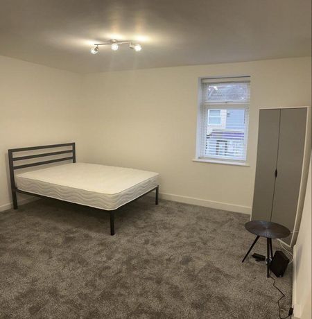 1 bedroom in a house share to rent - Photo 2