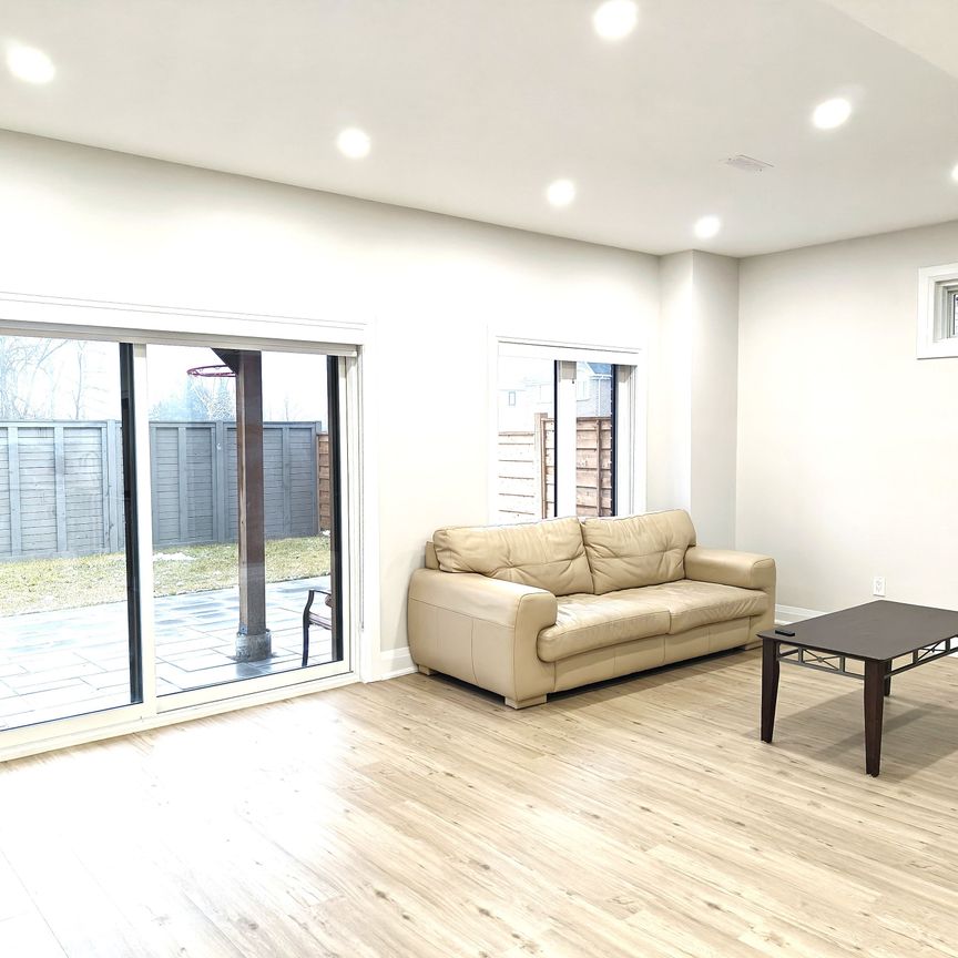 For Lease - 22 Pine Hill Crescent, Aurora, Ontario - Photo 1