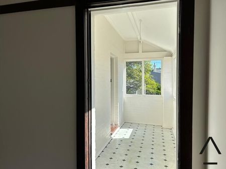 Two Bedroom Art-Deco Apartment - Photo 4