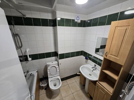 Room in a Shared House, Silver Street, N18 - Photo 2