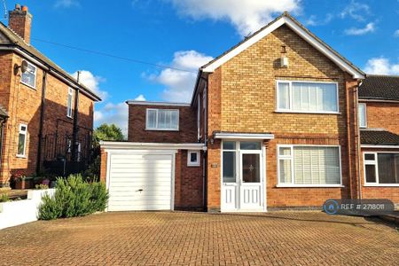 4 bedroom semi-detached house to rent - Photo 5