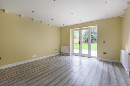 4 bedroom detached house to rent - Photo 3