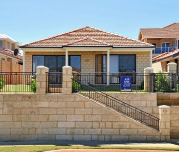 Spacious 4-Bedroom Family Home in Prime Coastal Location - Photo 2