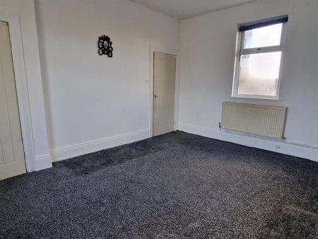 Church Hill, Eastborough, Dewsbury - Photo 2