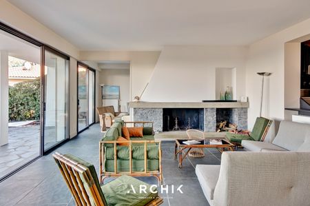 Architecture du début du XXème siècle, cette maison de 400 m2 prend place en première ligne, face au Bassin, sur un magnifique terrain de 3 000 m2 dans le quartier Haitza, au Pyla. - Photo 2