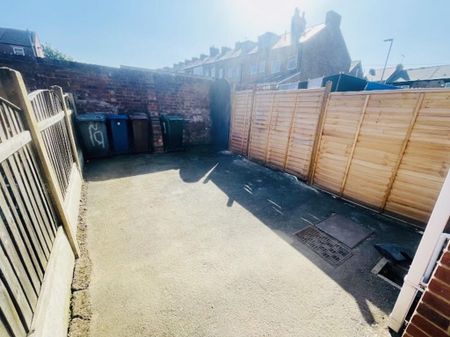 2 bedroom terraced house to rent - Photo 4