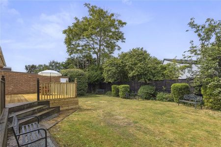 A modern and deceptively spacious detached home near the river and station, with well-presented interiors and a lovely layout - Photo 3