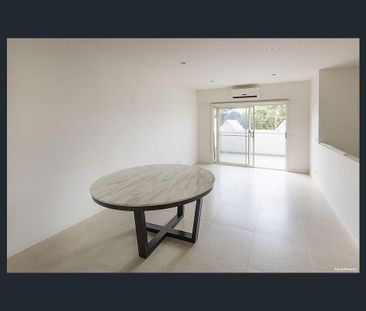 Modern Townhome - Photo 2