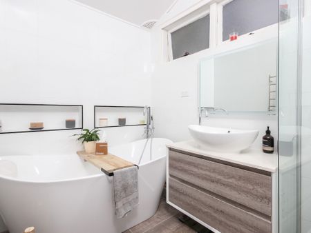 Beautiful Family Haven in Leafy Kirrawee - Photo 2