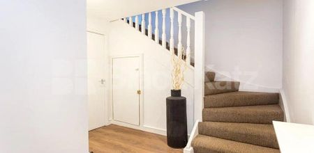 Stunning three bed two bath property set within a private development - Photo 3