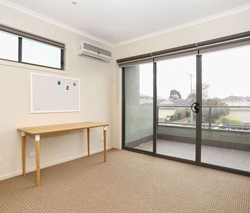 Stylish Contemporary Townhouse in Prime Essendon North - Photo 5