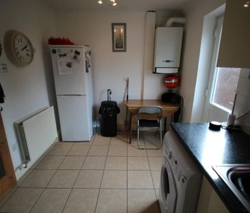 2 bedroom terraced house to rent - Photo 4