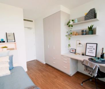 Cool single ensuite bedroom in a 3-bedroom flat, in a residence nea... - Photo 5