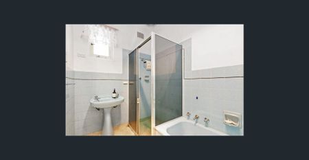 Convenient Family Home - Photo 5