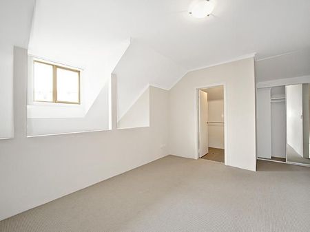 Split level loft style apartment - Photo 3