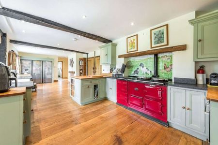 A charming character family home tucked away on the edge of Speldhurst village. - Photo 4