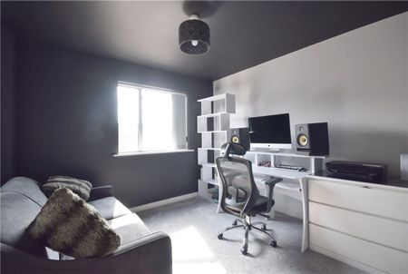 Well presented 2 bedroom third floor apartment for rent in Cambridge at this prestigious development. Under floor gas heating. Allocated parking. Unfurnished. - Photo 2