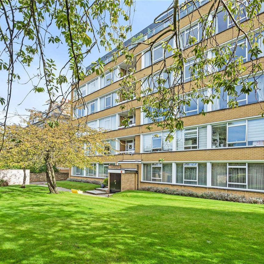 A bright, well-proportioned 2 bedroom flat in a smart block with lift moments from East Putney station. - Photo 1