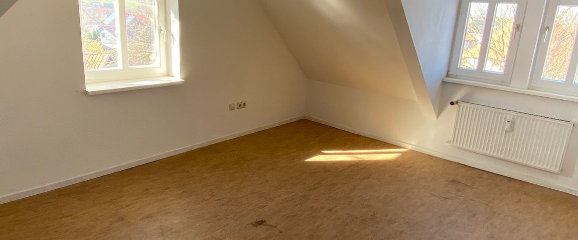 Tolle 2-Zimmer-Wohnung in ruhiger Wohngegend // Dachgeschoss - Foto 1