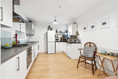 3 bedroom house in Dalston - Photo 2