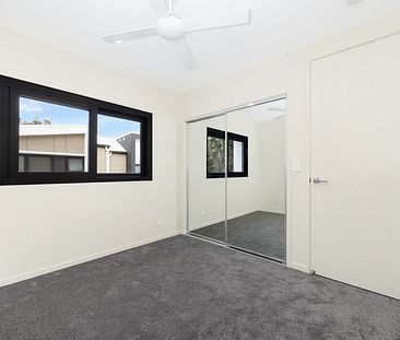 Brand new 4-bedder town home in top school catchment - Photo 1