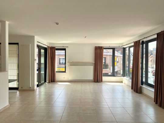 Ruim appartement met 2 slaapkamers, balkon en garage. - Foto 1