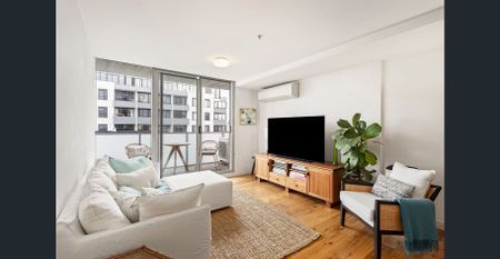 Spacious Apartment with Stunning Bay Outlooks & Dual Parking - Photo 2