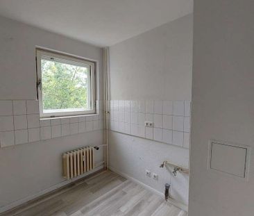 Einziehen und Wohlf&uuml;hlen: Gepflegte 2,5-Zimmer-Wohnung mit Loggia sucht Sie! Ab sofort! - Photo 2