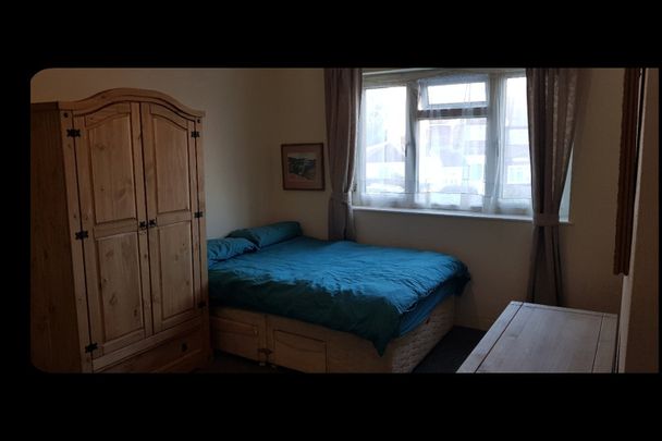 Room in a Shared Flat, Alnwick Road, SE12 - Photo 1