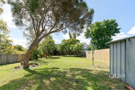 Charming Weatherboard with Bungalow – Lawn Mowing Included - Photo 4