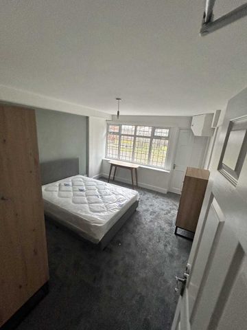 5 Bed Student Accommodation - Photo 2