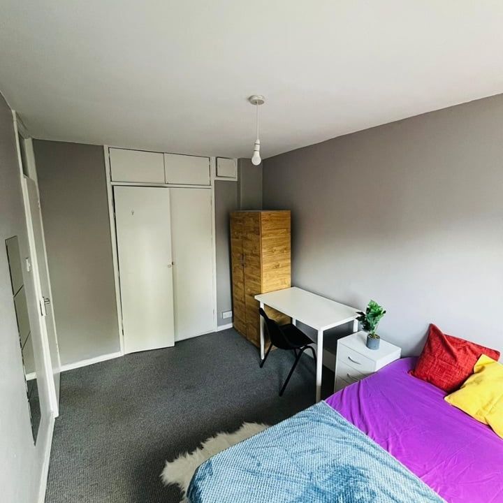 Room in a Shared Flat, Barringer Square, SW17 - Photo 1