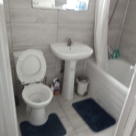 Room in a Shared House, Thackeray Road, SO17 - Photo 3