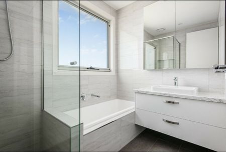 LUXURIOUS THREE BEDROOM HOME - Photo 4