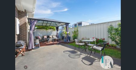 Stylish & Spacious Three-Bedroom Townhouse in Prime Location - Photo 5