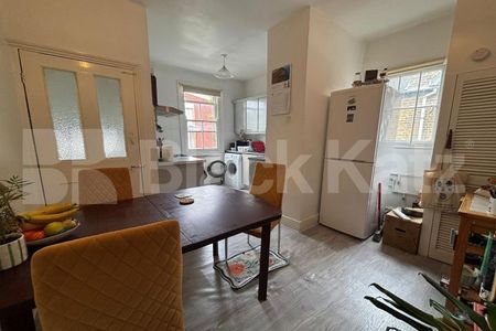 Bright & airy & offering 900 Sq.Ft.of living & entertaining space - Photo 4