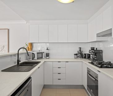 Spacious 2-Bedroom Unit in Secure Complex - Photo 2