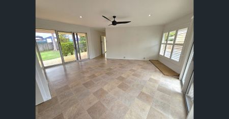 Unique 3 Bedroom Home with 2 car accommodation in popular Norville! - Photo 4