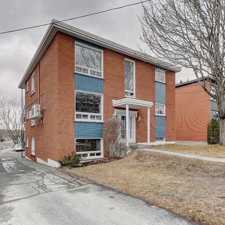 5 1/2 Nord de Sherbrooke. 1er Juillet. Chauffage et eau chaude inclus! - Photo 3