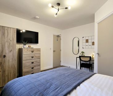 Modern Ensuite Rooms in Newly Refurbished 5-Bed - Photo 2