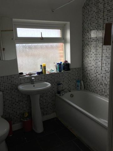 1 bedroom in a house share to rent - Photo 5