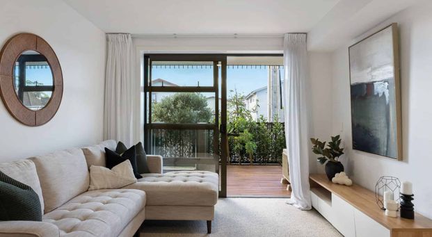 Modern Ground-Floor 2 Bedroom Apartment with Private Sun-Filled Courtyard - Photo 1