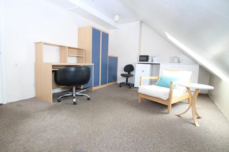 1 bedroom in a house share to rent - Photo 3