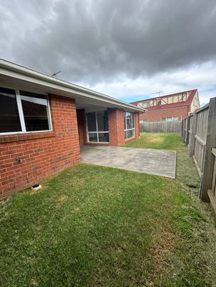 Fresh and clean Four Bedroom Home! Close to schooling, child care, shopping centres, public transport and Monash Freeway. - Photo 1