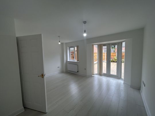 3 bedroom semi-detached house to rent - Photo 1