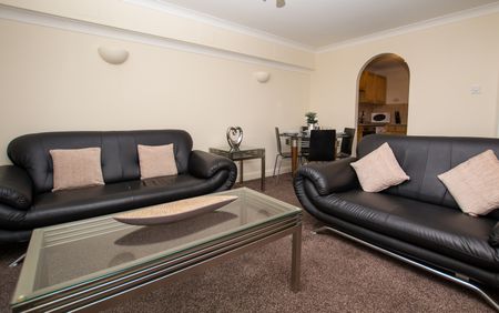 Sandown Court, Worth, Crawley RH10 - Photo 2