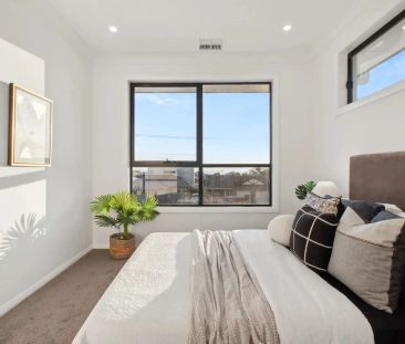 “New Designer 3 bedroom Townhouse &ndash; Coastal Luxury Living for... - Photo 2