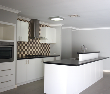 28 Liriope Parkway, Sinagra, WA - Photo 4